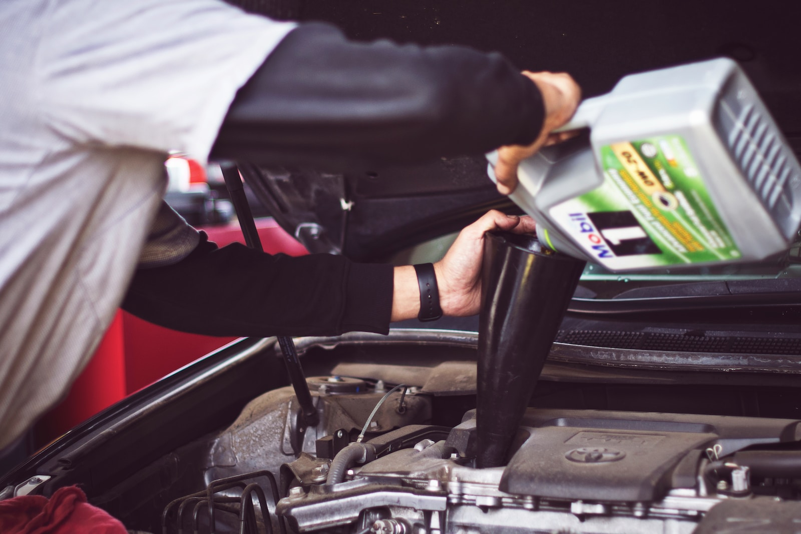 photo-1487754180451-c456f719a1fc changing oil in car